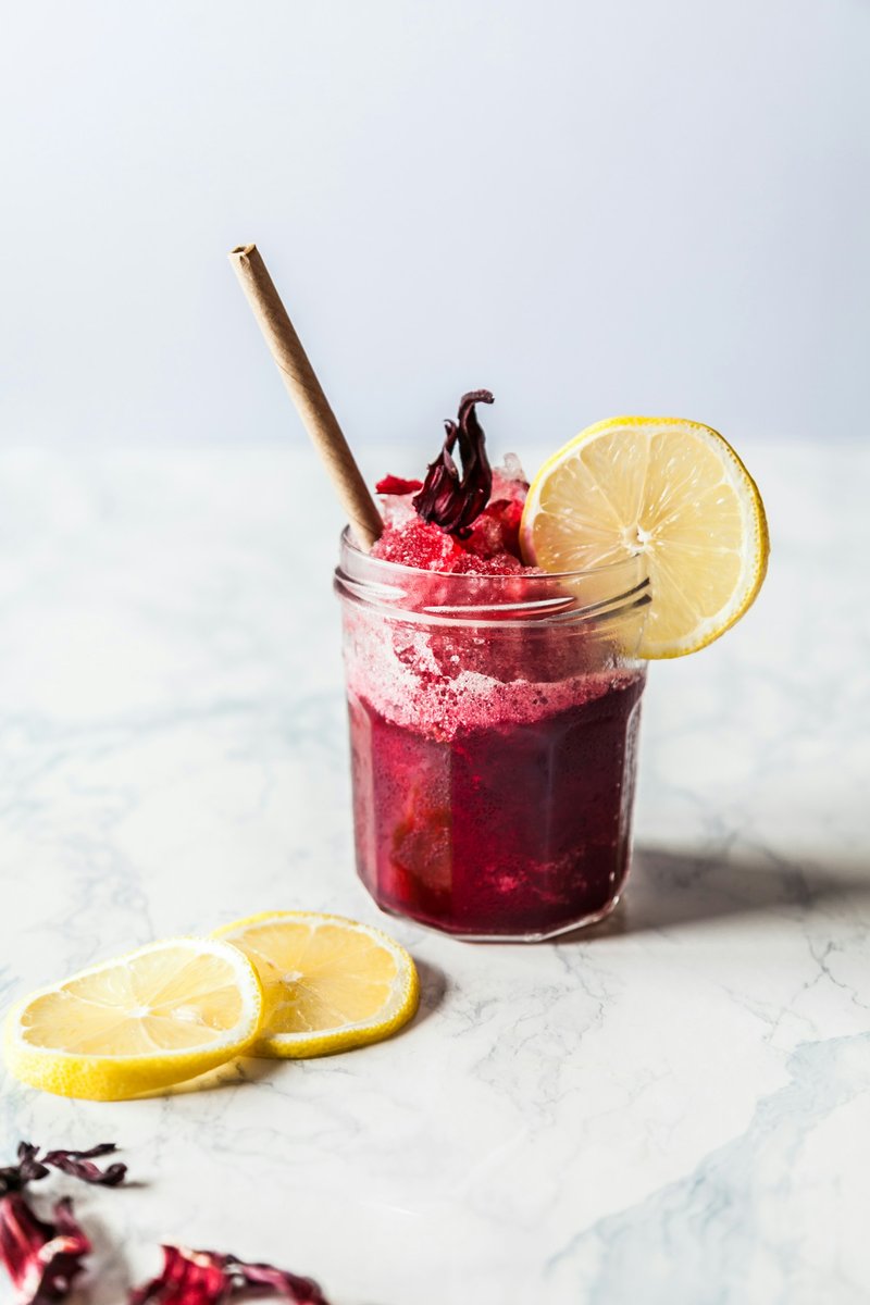 Boisson rouge glacée dans un bocal avec des rondelles de citron