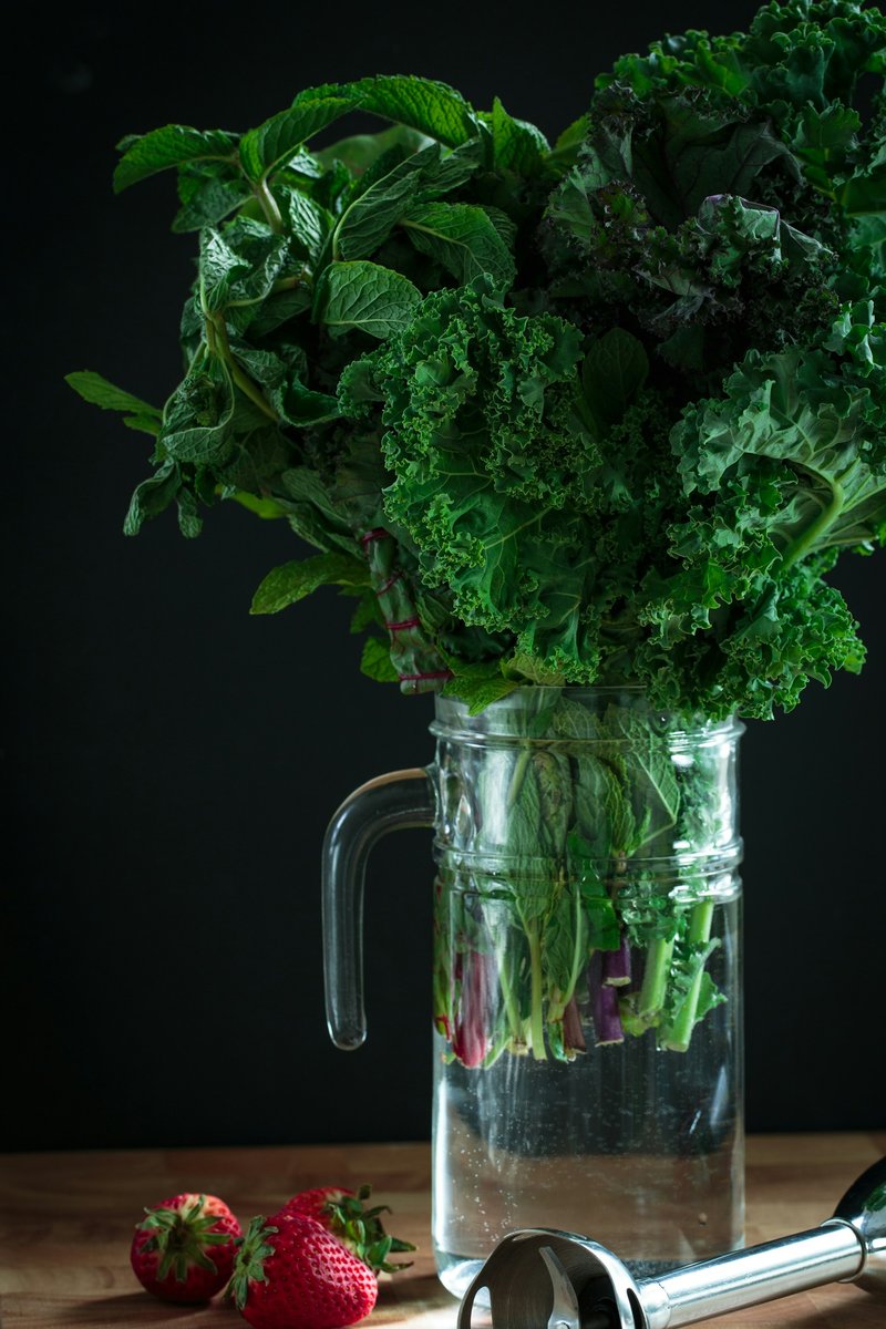 Bouquet de chou kale dans un pichet en verre
